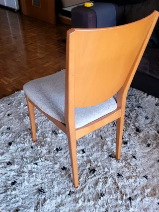 Mesa de comedor de madera y 4 sillas.