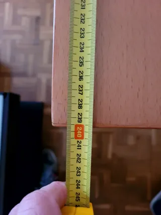 Mesa de comedor de madera y 4 sillas.