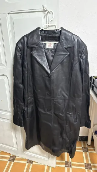 Chaqueta larga de piel negra