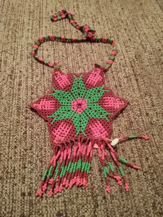 Collar artesanal de la cultura Wixarika (México)