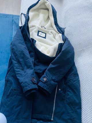 Abrigo premamá azul con canguro