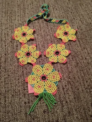 Collar artesanal de la cultura Wixarika (México)