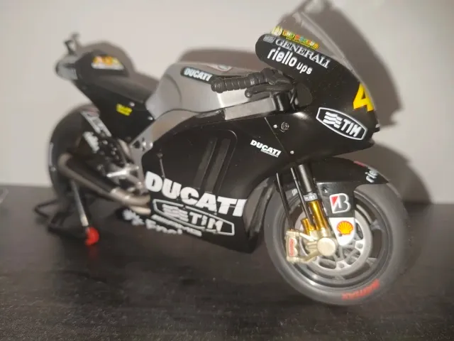Moto GP Ducati Valentino Rossi 1:12