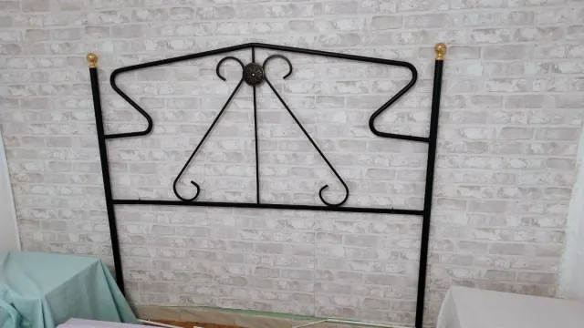 Cabecero de forja negro y dorado