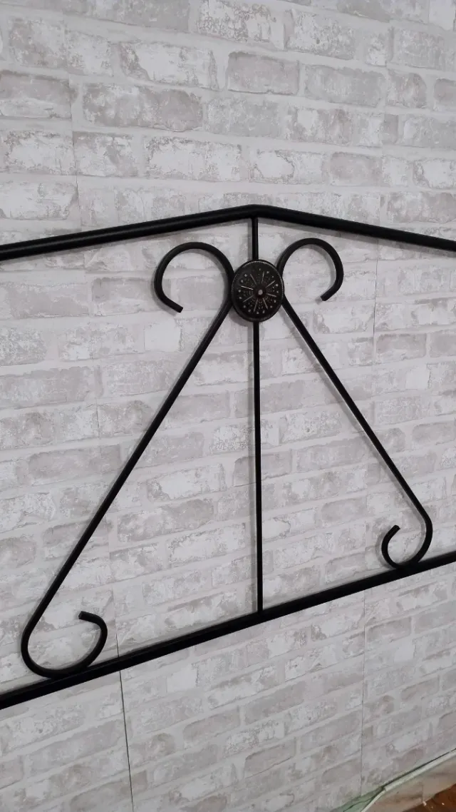 Cabecero de forja negro y dorado