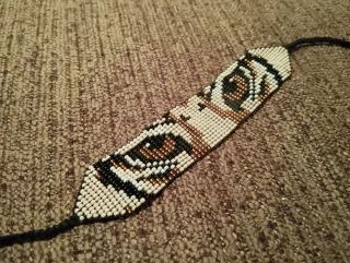 Pulsera artesanal de la cultura Wixarika (México)