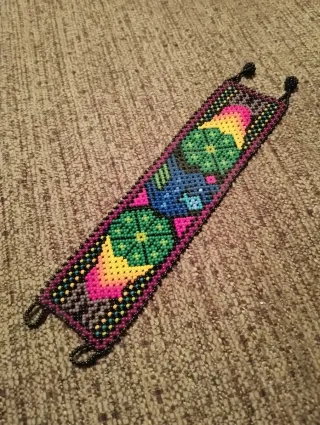 Pulsera artesanal de la cultura Wixarika (México)