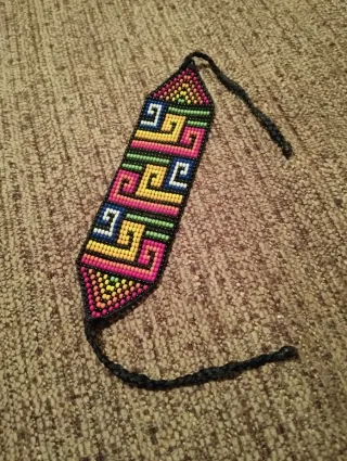 Pulsera artesanal de la cultura Wixarika (México)