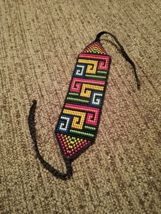 Pulsera artesanal de la cultura Wixarika (México)