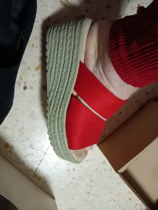 Sandalias rojas con cuña de yute