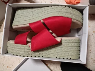 Sandalias rojas con cuña de yute
