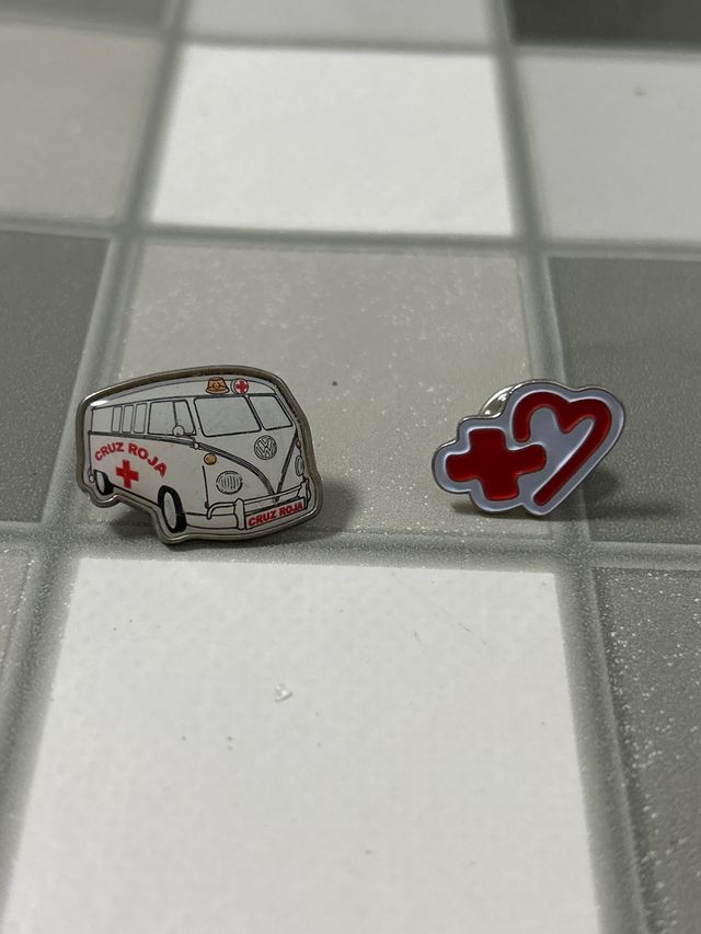Lote 2 pines Cruz Roja: Furgoneta y Corazón
