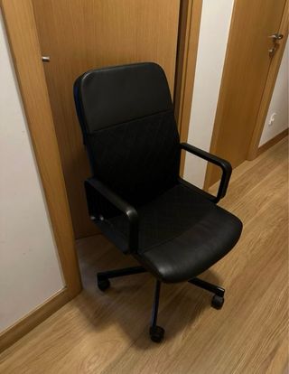 Silla de oficina negra con ruedas