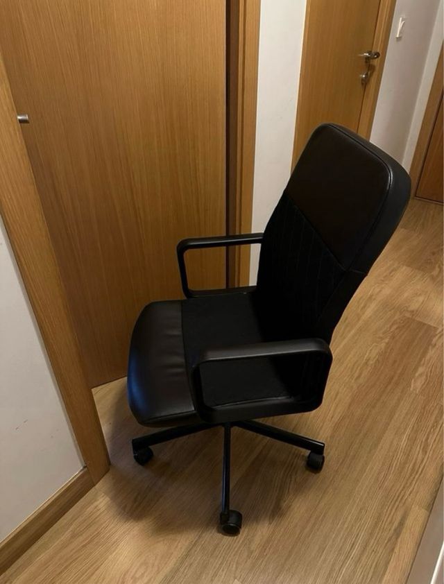Silla de oficina negra con ruedas