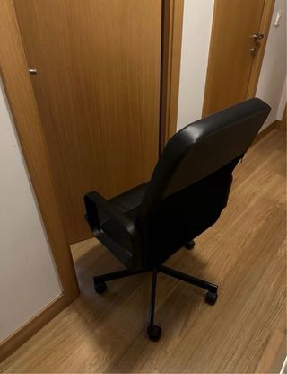 Silla de oficina negra con ruedas