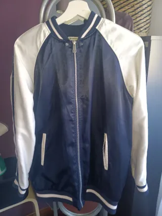 Cazadora Stradivarius azul y blanca