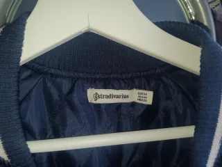 Cazadora Stradivarius azul y blanca