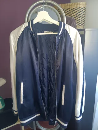 Cazadora Stradivarius azul y blanca