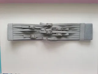 Cinturón gris con hebillas elastico