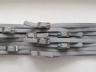 Cinturón gris con hebillas elastico