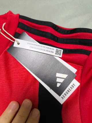 Camiseta Adidas Talla M Rayas Rojas y Negras