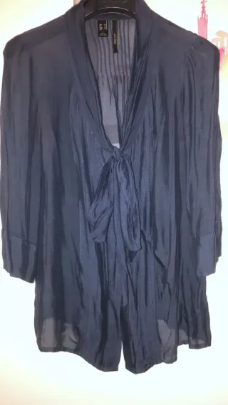 Camisa azul con lazada