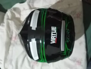 Casco VIRTUE Negro con detalles verdes