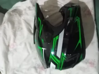 Casco VIRTUE Negro con detalles verdes