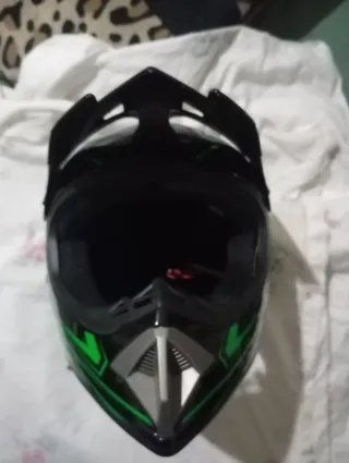 Casco VIRTUE Negro con detalles verdes