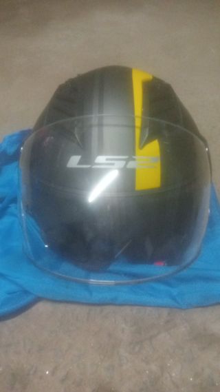 Casco de moto negro y amarillo sin estrenar