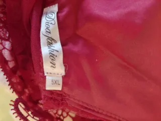 Vestido de fiesta rojo con encaje