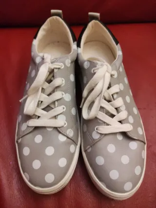 Zapatos grises con lunares blancos