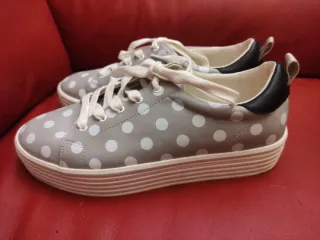 Zapatos grises con lunares blancos