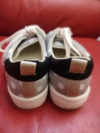 Zapatos grises con lunares blancos