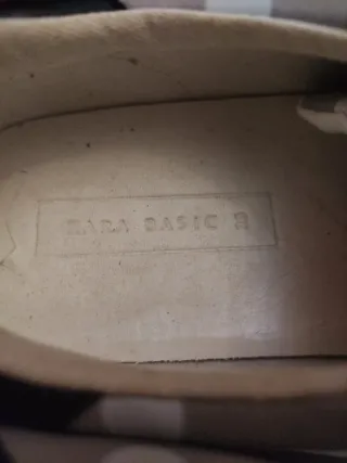 Zapatos grises con lunares blancos