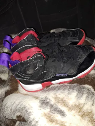 Zapatillas Jordan Negras y Rojas