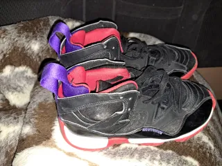 Zapatillas Jordan Negras y Rojas