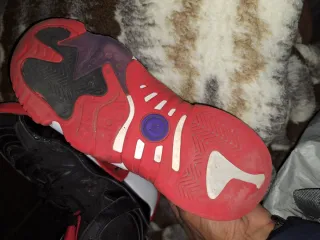 Zapatillas Jordan Negras y Rojas