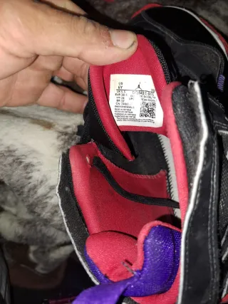 Zapatillas Jordan Negras y Rojas