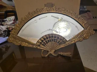 Espejo decorativo vintage con forma de abanico.