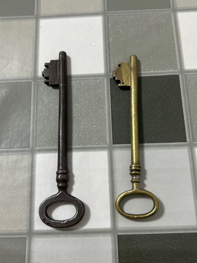 Vecchie chiavi in ottone e ferro