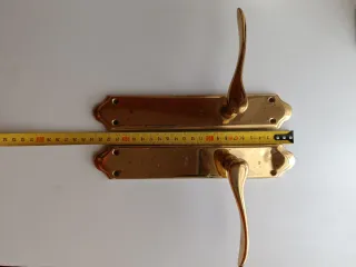 Manetas de puerta doradas