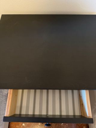 Mesa de noche de madera negra