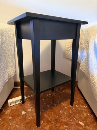 Mesa de noche de madera negra