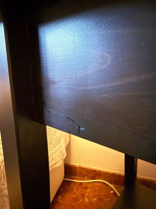 Mesa de noche de madera negra