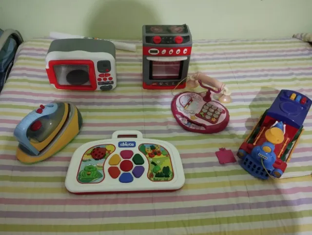 Lote de juguetes: cocina, teléfono, tren