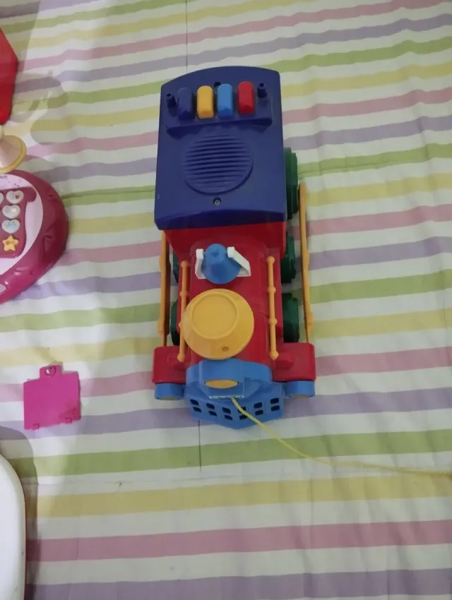 Lote de juguetes: cocina, teléfono, tren