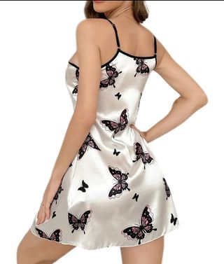 Camisón de satén con estampado de mariposas