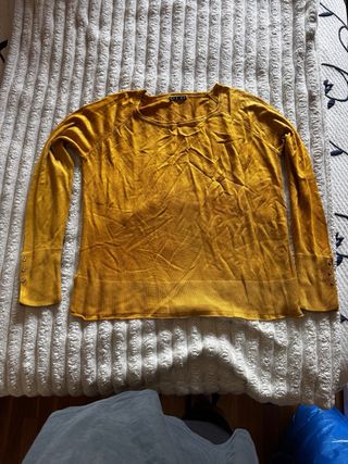 Blusa blanca con volantes y blusa naranja dorado