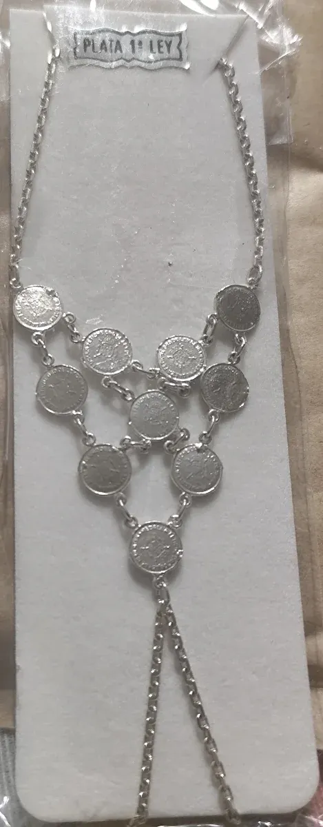 Pulsera de plata con monedas y de dedo.